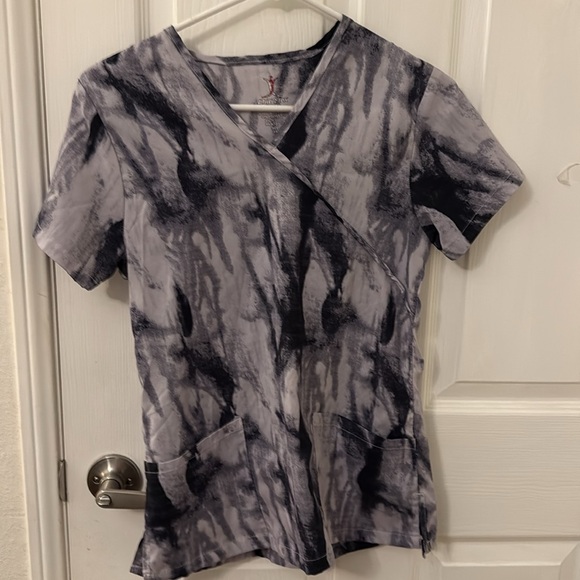 Colorful Patterned Scrub Tops - Picture 4 of 11